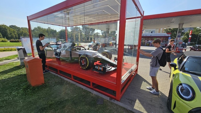 Bolid Formuły 1 już na stacji Orlen w Kielcach! Zobacz na zdjęciach, jak prezentuje się wyścigowe auto