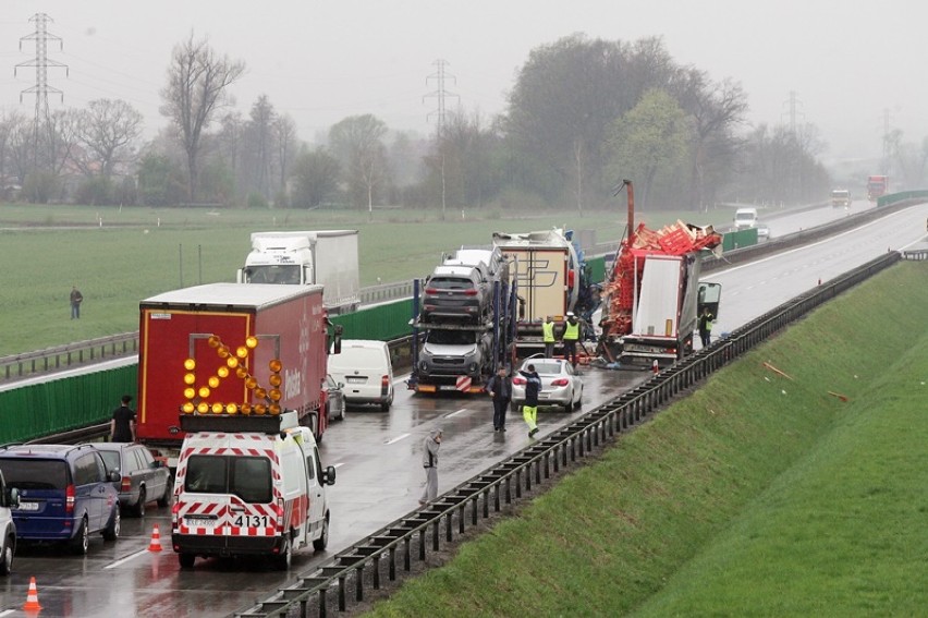 Nie do wiary! Znowu wypadek na A4, droga jest zablokowana [ZDJĘCIA]