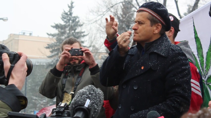 Palikot palił blanta pod Sejmem [zdjęcia]