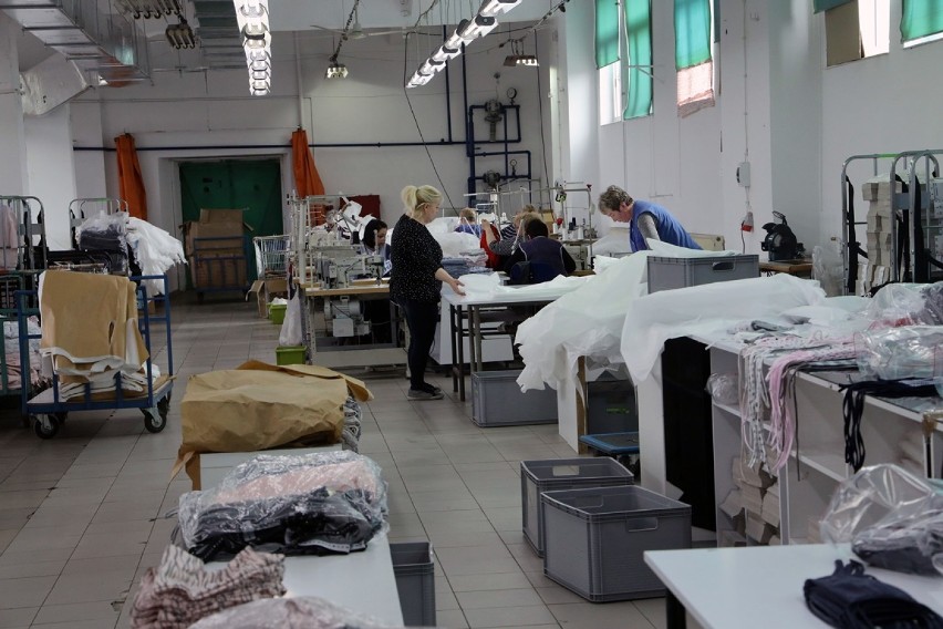 Szyją fartuchy dla pracowników szpitala w Legnicy [ZDJĘCIA]