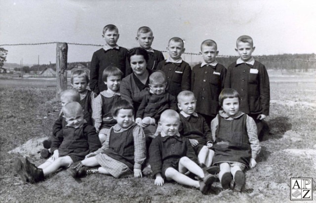 Wiosna 1944 roku. Fotografia przedstawia dzieci uratowane przez Różę i Jana Zamoyskich w ochronce w Zwierzyńcu