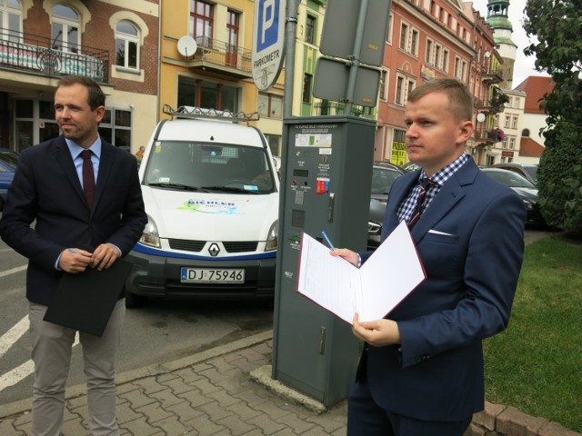 W Jeleniej Górze ruszyła zbiórka podpisów pod petycją w sprawie wprowadzenia bezpłatnego postoju do 15 minut w strefie płatnego parkowania.
