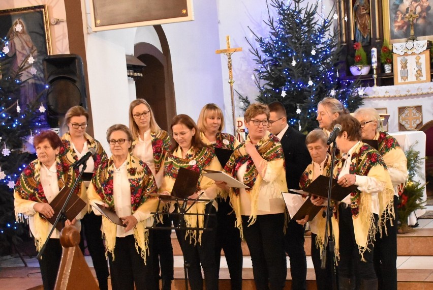 Kolędowanie w Debrznie - w kościele parafialnym jeszcze raz rozbrzmiał chóralny śpiew w świątecznym klimacie ZDJĘCIA