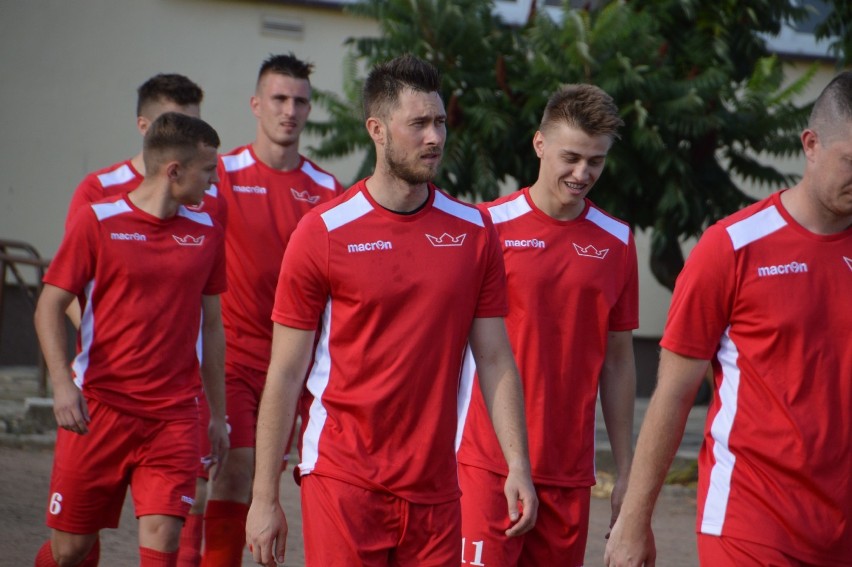 Rawia Rawicz przegrywa z Koroną Piaski na własnym boisku. Na stadionie znów tłumy kibiców [ZDJĘCIA]