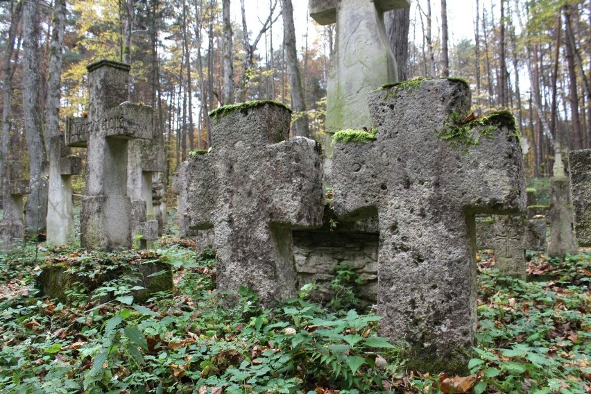 Zabytkowy cmentarz w Starym Bruśnie