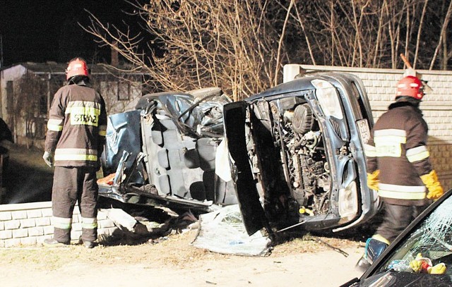 Pasażerów jednego z pojazdów musieli ratować strażacy