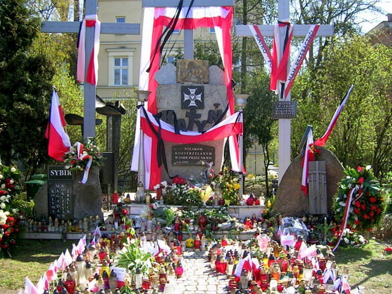 Zielona Góra. 17 kwietnia 2010 roku. Przed pomnikiem Katyń...
