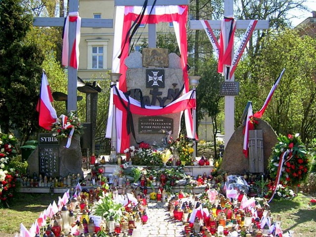 Zielona Góra. 17 kwietnia 2010 roku. Przed pomnikiem Katyń 1940. W Warszawie trwają uroczystości żałobne poświęcone ofiarom katastrofy lotniczej w Smoleńsku.