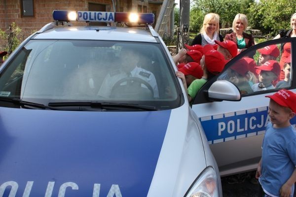 Policja Stary Sącz: policjanci czytali przedszkolakom [ZDJĘCIA]