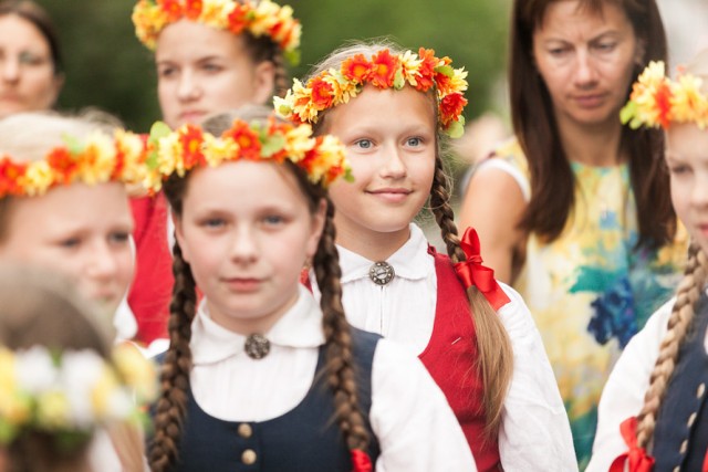 Wystartowały międzynarodowe występy młodzieży, koncertów można słuchać na Placu Teatralnym w Bydgoszczy.