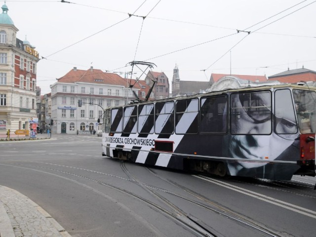 Do końca grudnia ulicami Torunia będzie kursował tramwaj w biało-czarne pasy. Można go spotkać na trasie "jedynki".