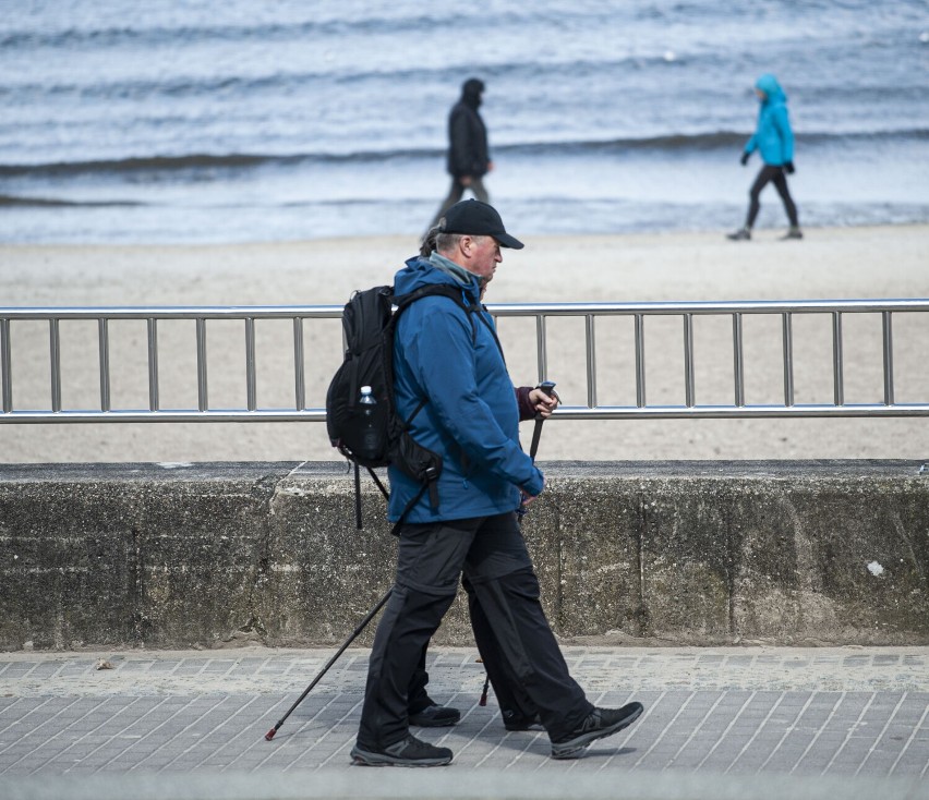 Wiosenna plaża i molo w Kołobrzegu. Tak się łapie nieliczne jeszcze promienie słońca