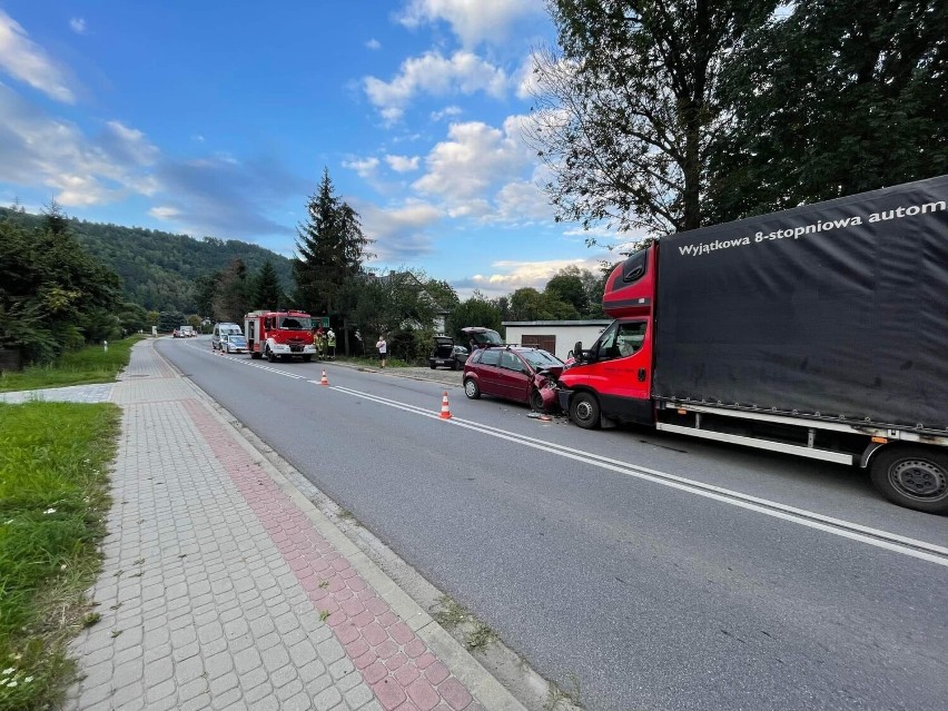 Groźny wypadek w Zabrzeży zablokował główny szlak w dolinie Dunajca. Dwie osoby w szpitalu