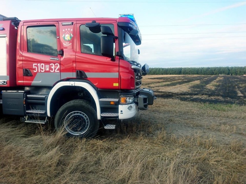 Pożar samochodu oraz ścierniska w Bukowcu