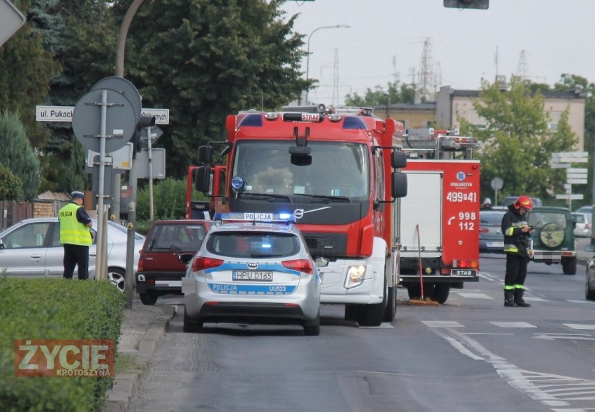 Zderzenie dwóch aut na skrzyżowaniu ulic Raszkowskiej i Pukackiego w Krotoszynie [ZDJĘCIA]                