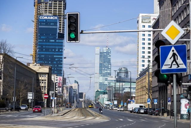 Władze Albanii wprowadziły ograniczenia w poruszaniu się samochodami osobowymi. Umożliwiony jest tylko ruch pojazdów w godz. 7.00-8.00 i 16.00-17.00., które uprzednio zostały zgłoszone na policję (np. niezbędny dojazd do pracy, transport towarów etc.) 

Pozostałe godziny tylko za specjalnym zezwoleniem. Na rogatkach ustawiono patrole policyjno-wojskowe. Wprowadzono system wysokich kar finansowo administracyjnych dla  osób łamiących ww. reguły.  Nie jeżdżą również autokary.