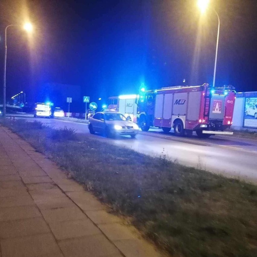 Zderzenie renaulta z taksówką na skrzyżowaniu w Ostrowcu. Kierującej renaultem pobrano krew do badań