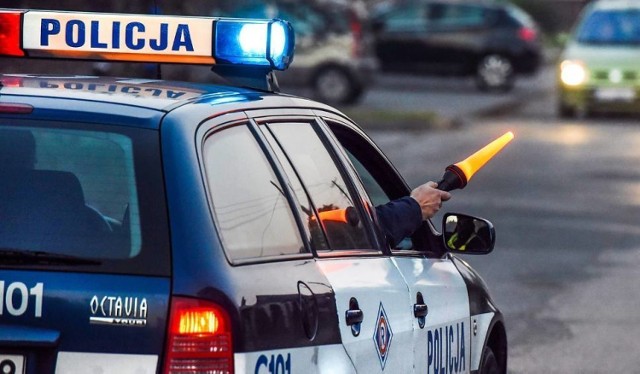 Policjanci otrzymali zgłoszenie o mężczyźnie przebywającym na stacji paliw w Ząbkowicach Śląskich, który przyjechał do niej samochodem i ma zamiar odjechać, ale jest kompletnie pijany. Dalszą jazdę kierowcy uniemożliwiły inne osoby, które wiedziały, jak niebezpieczny może być taki pijany kierowca. Po przybyciu funkcjonariuszy na miejsce okazało się, że 57 - latek miał ponad 4 promile alkoholu w organizmie, a na stację paliw udał się ... po alkohol.

Źródło KPP Ząbkowice Śląskie