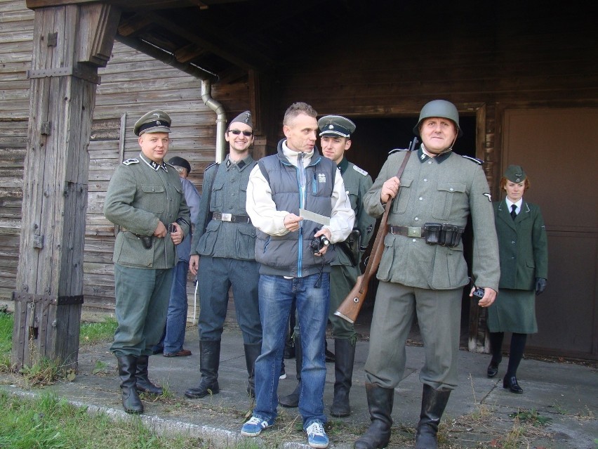 Mirosław Ganobis (w środku) wspólnie z grupą przyjaciół...