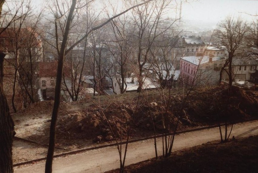 Góra Zamkowa w 1999 r. Zdjęcie zrobione podczas budowy muru...