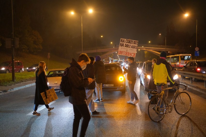 Trwa blokad ulic w Warszawie. Nieprzejezdne skrzyżowania, zablokowane mosty. Protestują kobiety i artyści
