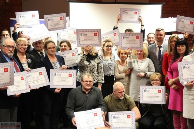 Znamy laureatów III konkursu grantowego Fundacji ANWIL dla Włocławka

Fundacja korporacyjna spółki Anwil ogłosiła wyniki trzeciej edycji konkursu grantowego. Na liście laureatów znalazło się 31 pomysłodawców najciekawszych inicjatyw na rzecz włocławian. Fundacja przekaże ponad 300 tysięcy złotych na realizację przedsięwzięć artystycznych, projektów edukacyjnych oraz zajęć rekreacyjnych skierowanych do mieszkańców Włocławka.

Najlepsze szlaki rowerowe w naszym regionie [zdjęcia]

Wręczenie grantów odbyło się 23 marca w Centrum Kultury Browar B. W uroczystości wzięli udział Barbara Moraczewska, Zastępca Prezydenta Miasta Włocławek, Waldemar Gabruś, Członek Zarządu Anwil S.A. i Małgorzata Kosińska, Prezes Fundacji Anwil dla Włocławka, a także licznie przybyli reprezentanci organizacji pozarządowych.

W trzeciej edycji konkursu grantowego o dofinansowanie w wysokości nawet 30 tysięcy złotych ubiegały się organizacje pozarządowe, szkoły oraz grupy nieformalne. Tym razem Fundacja przyznawała granty na rzecz realizacji projektów o charakterze edukacyjnym i artystycznym, a przy tym mającym pozytywny wpływ na integrację pomiędzy młodymi a tymi nieco starszymi mieszkańcami Włocławka.

Wśród inicjatyw docenionych przez fundację znalazły się m.in. warsztaty florystyki i rękodzieła artystycznego, które seniorzy zorganizują dla przedszkolaków oraz rejsy edukacyjno-rekreacyjne po Jeziorze Włocławskim dla uczniów.

Waldemar Gabruś, Członek Zarządu Anwil S.A. podsumowując dotychczasowe edycje konkursu grantowego, podkreślił: Dzięki wsparciu finansowemu fundacji udało się zrealizować już 126 projektów. Ten wynik potwierdza skuteczność naszych działań. Dziś, po prawie trzech latach funkcjonowania fundacji, możemy śmiało powiedzieć, że decyzja o jej powołaniu była słuszna i będzie procentować przez kolejne lata, wpływając na rozwój miasta, a także potencjału drzemiącego w jego mieszkańcach.

W trakcie uroczystości wręczenia grantów Prezes Fundacji Anwil dla Włocławka ogłosiła także kolejny konkurs – pod nazwą „Wakacje bez granic”. Pula 250 tysięcy złotych zostanie przeznaczona na wsparcie projektów, dzięki którym rodzice młodych włocławian będą mogli zapewnić swoim pociechom aktywny i bezpieczny wypoczynek w lecie. Dofinansowanie może trafić do organizatorów  półkolonii, warsztatów lub zajęć, podczas których ich uczestnicy będą uczyć się np. języków obcych.  


INFO Z POLSKI - przegląd najciekawszych informacji ostatnich dni w kraju.

