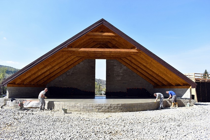 W Wapiennem powstaje park z amfiteatrem. Finał prac na koniec maja