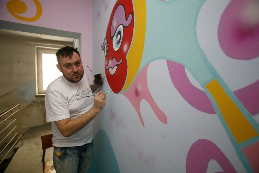 Maciej Kot, artysta znany z malowania dla dzieci, w akcji.