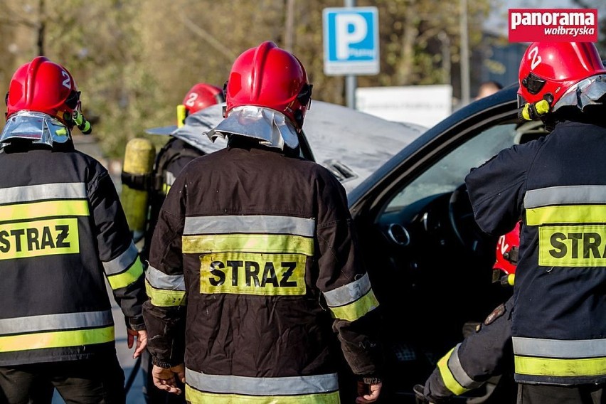 Wałbrzych: Zapalił się Mercedes na parkingu Kaufland [ZDJĘCIA]