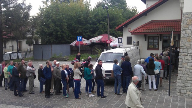 Stoją w kolejce, żeby zwiedzić podziemia rynku w Olkuszu