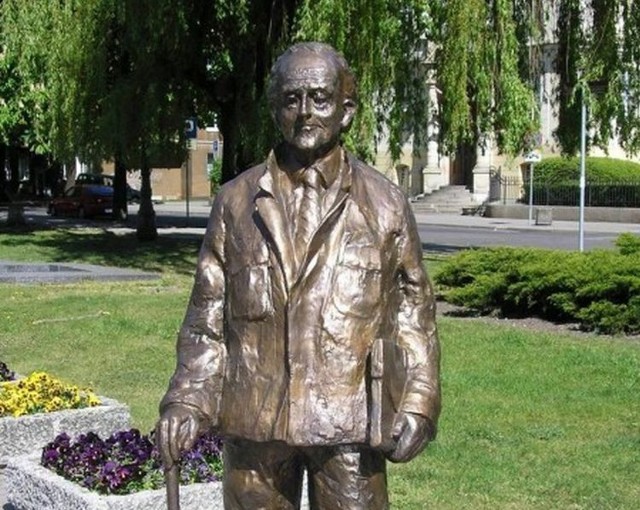 Pomnik Andrzeja Szwalbego na placu przed Filharmonią Pomorską.