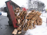 Tarnowskie Góry: Ciężarówka z drewnem wywróciła się przy Castoramie [ZDJĘCIA]