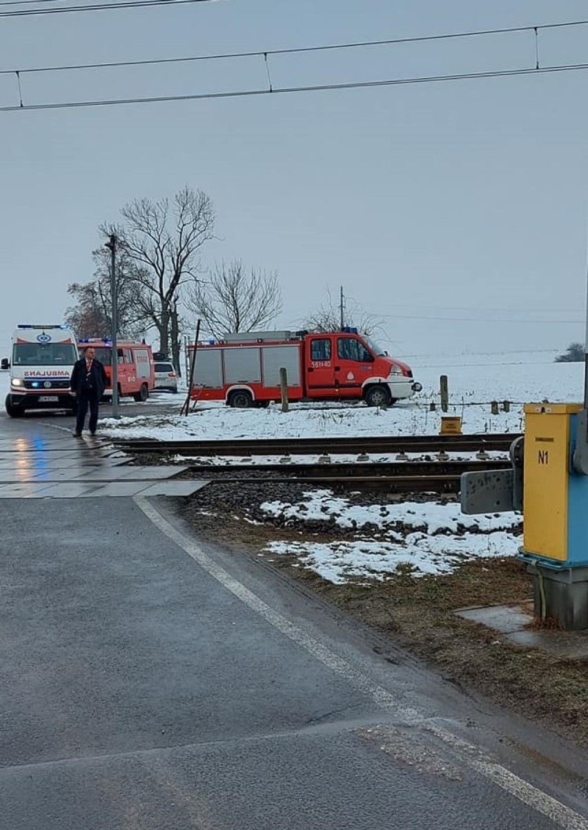 Śmiertelny wypadek na przejeździe kolejowym pod Świdnicą. 24-letni rowerzysta jechał w kapturze i słuchawkach na uszach