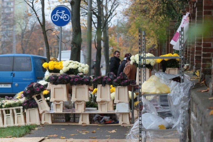 Droga rowerowa przy cmentarzu nieprzejezdna [wideo]