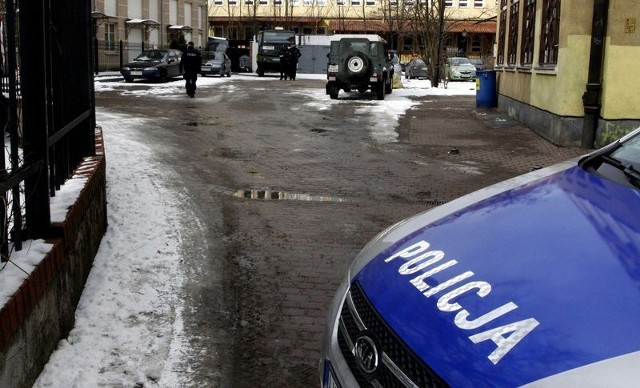 ZATRZYMANO PODEJRZANEGO O ZABÓJSTWO!

W czwartek wieczorem w centrum Gdańska doszło do brutalnego morderstwa. Ofiarami padły trzy osoby - mężczyzna, kobieta i półtoraroczne dziecko. Nadal niewiele wiadomo o przyczynach tragedii. Policja nie podaje przypuszczalnych przyczyn morderstwa, ani kto mógł dopuścić się zbrodni. Co wydarzyło się w okolicach ulicy Długiej?