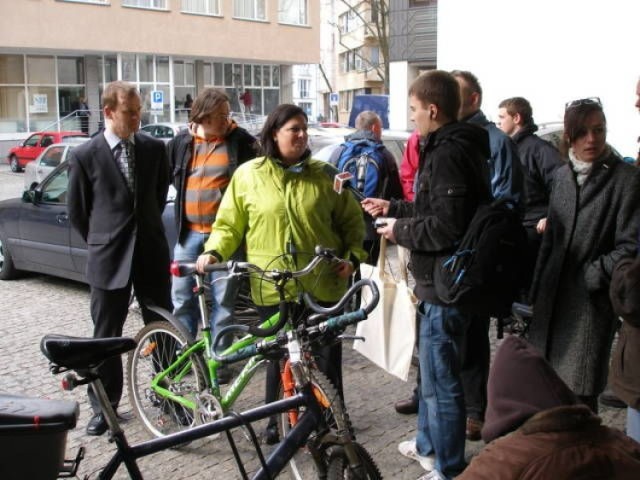 posłanka Ewa Wolak wita rowerzystów zjeżdżających na pierwsze spotkanie Parlamentarnej Grupy ds. Rozwoju Komunikacji i Turystyki Rowerowej.