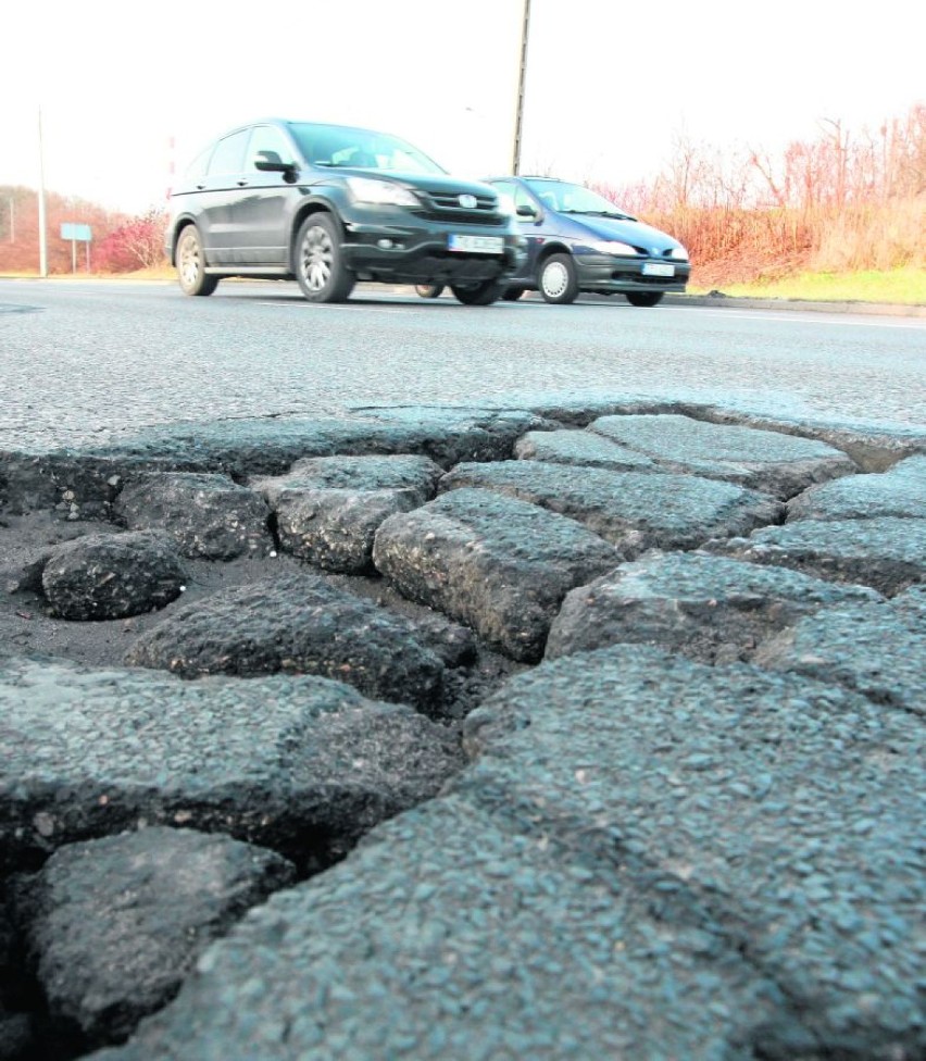 Na ułożonej niedawno nawierzchni ulicy Jesionowej, w wielu miejscach już pojawiają się bardzo nieprzyjemne niespodzianki.