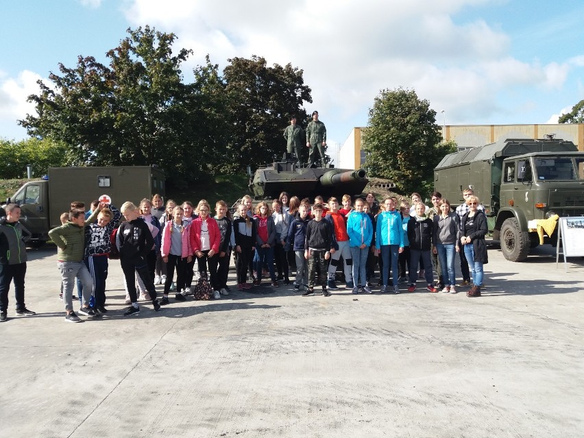 Uczniowie z Gaworzyc odwiedzili jednostkę wojskową w Świętoszowie