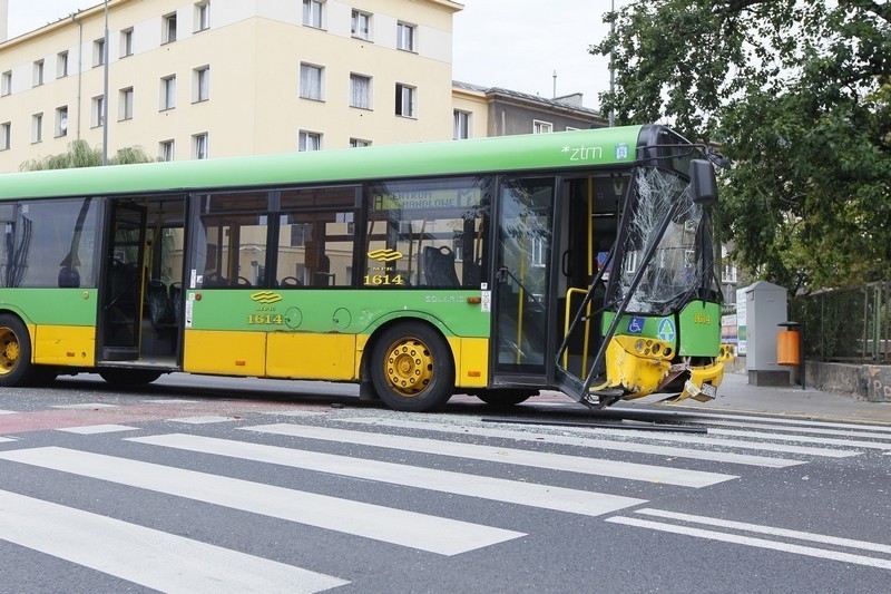 Poznań: Wypadek na Bukowskiej. Autobus wjechał w auto [ZDJĘCIA]