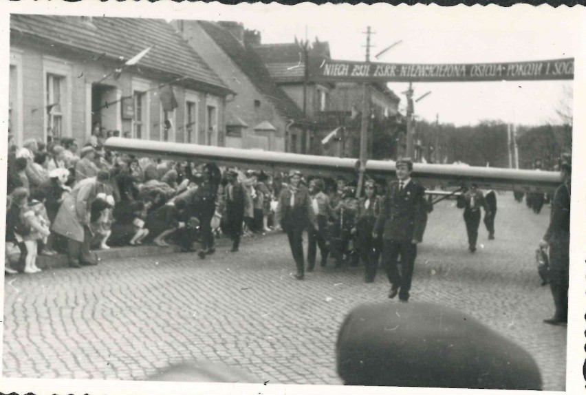 Chodzieskie pochody pierwszomajowe na starej fotografii