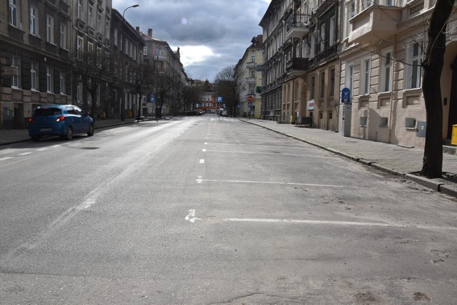 W poniedziałek przy ul. Krzywoustego zaparkowanych było niewiele samochodów.