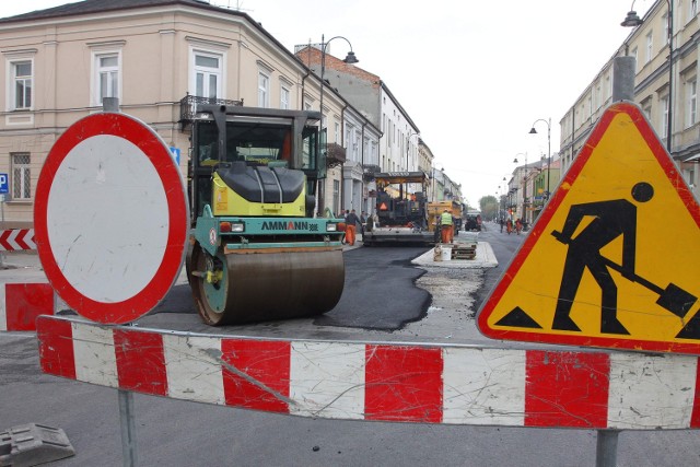 Drogowcy wylewają asfalt na odcinku od ul. Sienkiewicza do torów kolejowych