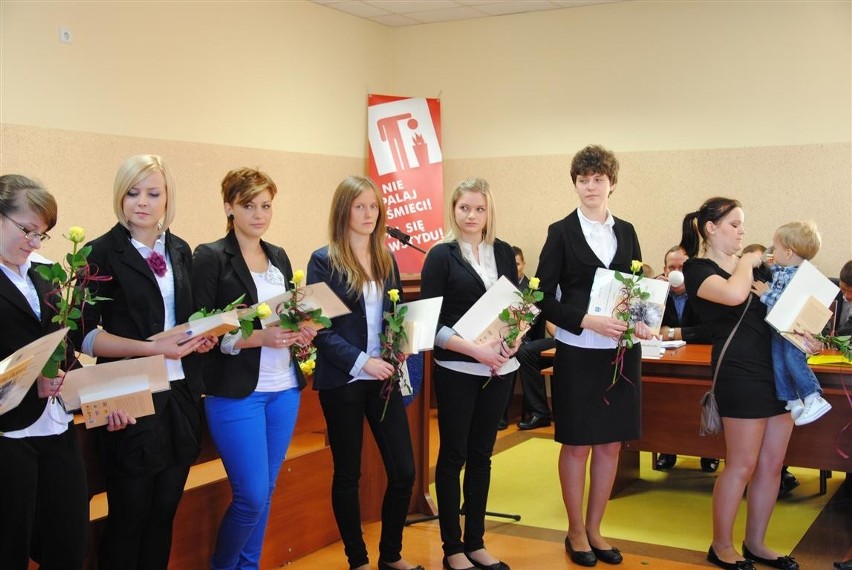 Janina Kwiecień wręczyła nagrody najlepszym uczniom szkół prowadzonych przez powiat kartuski