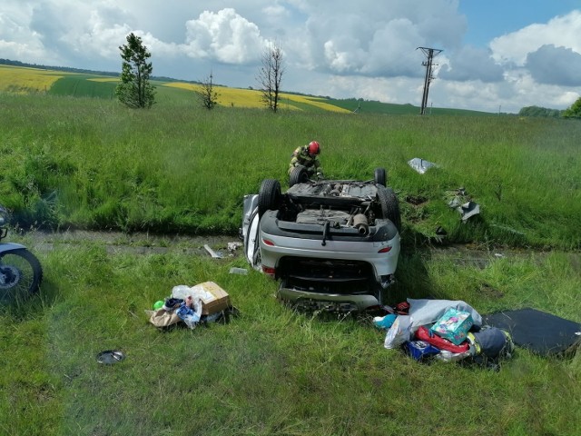 Wypadek na autostradzie A4. Dachowanie auta. Ranne cztery osoby, w tym dwoje dzieci