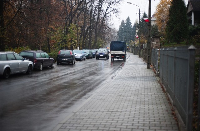 Na ulicy Orackiej widać, że kierowcy parkują jak chcą