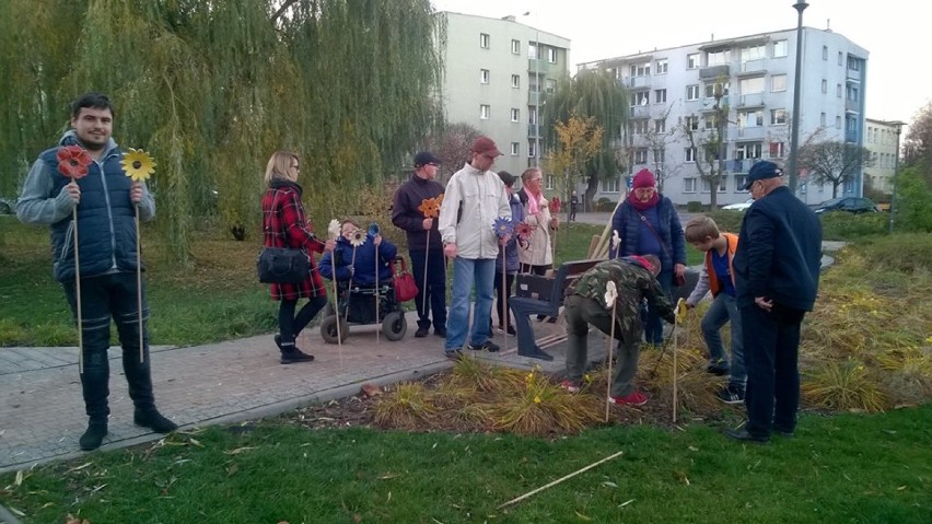 Naturalnie że natura: W parku Ostrowskiego w Chodzieży "zakwitły" ceramiczne kwiaty (FOTO)