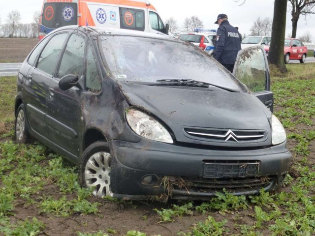 Żelazkowo: auto wylądowało w polu