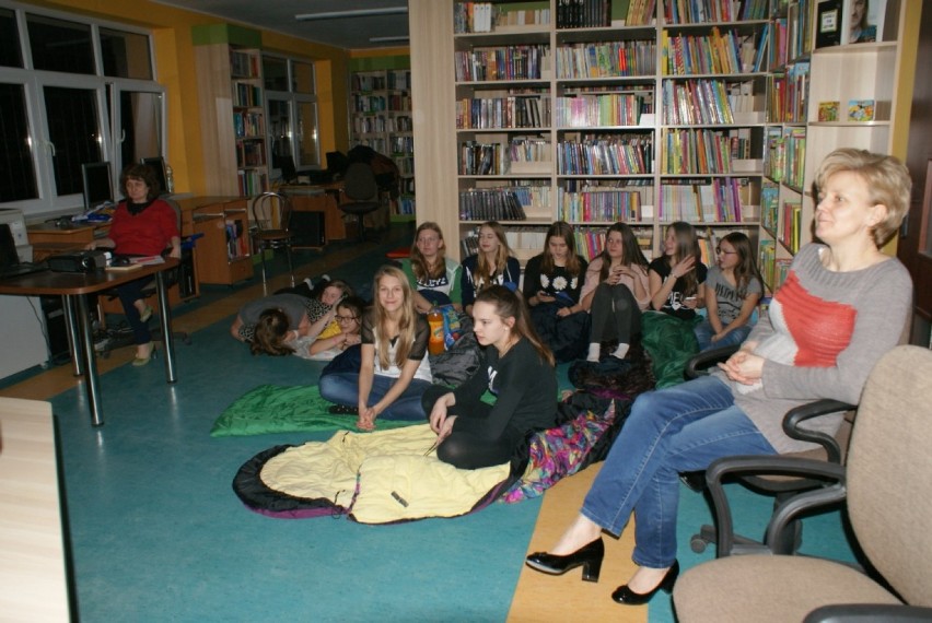 Uczennice spędziły noc w blizanowskiej bibliotece