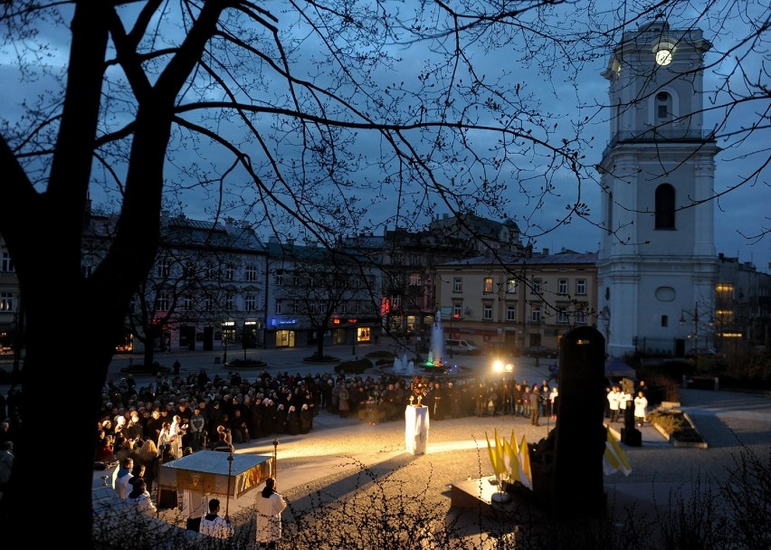 Przemyślanie modlili się pod pomnikiem św. Jana Pawła II