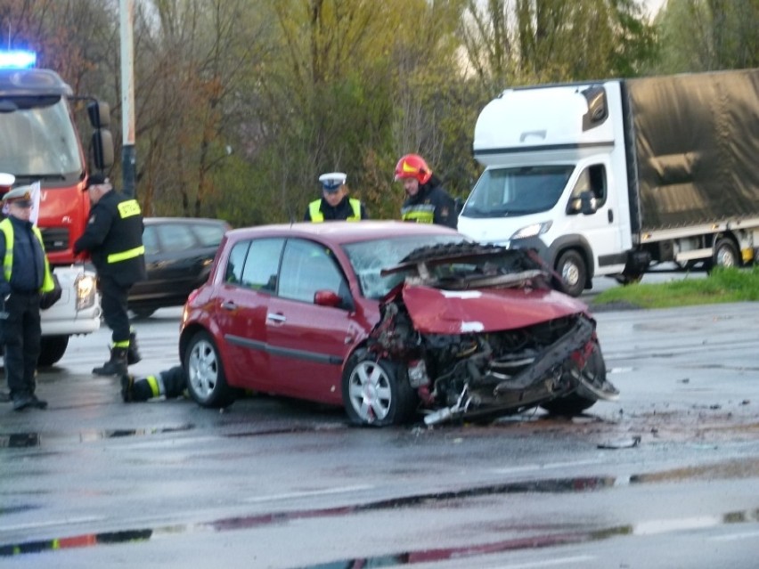 Wypadek na ul. Dąbrowskiego w Łodzi. Autobus zderzył się z samochodem osobowym
